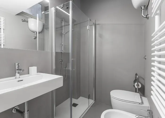 Oscar Near Landmarks And Colosseum Рим