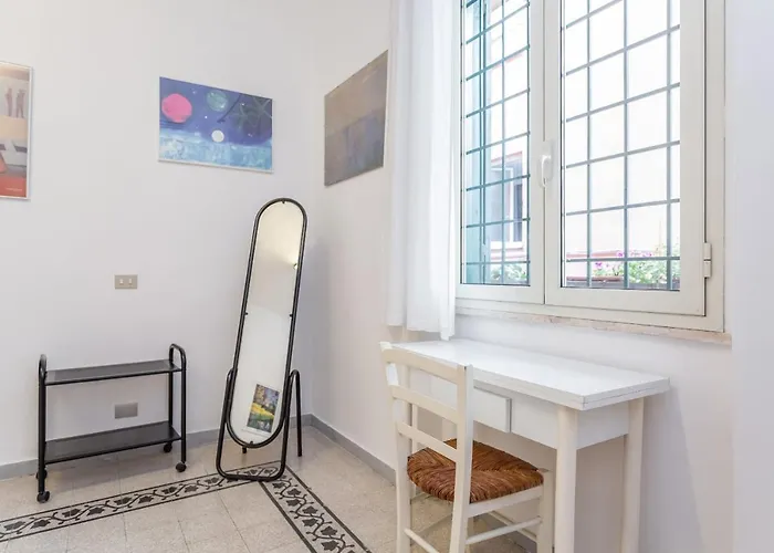 Oscar Near Landmarks And Colosseum *