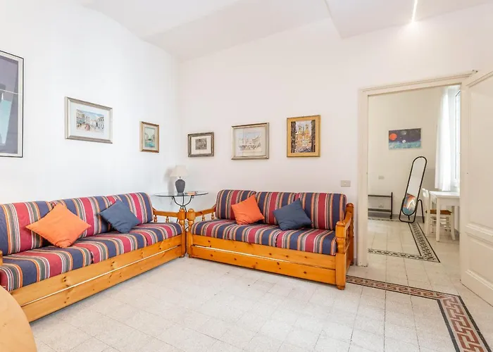 Oscar Near Landmarks And Colosseum Рим