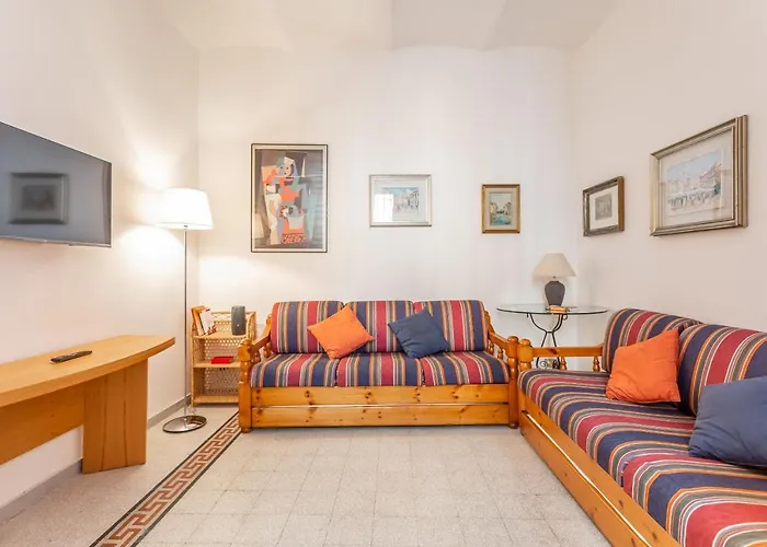 Oscar Near Landmarks And Colosseum Рим