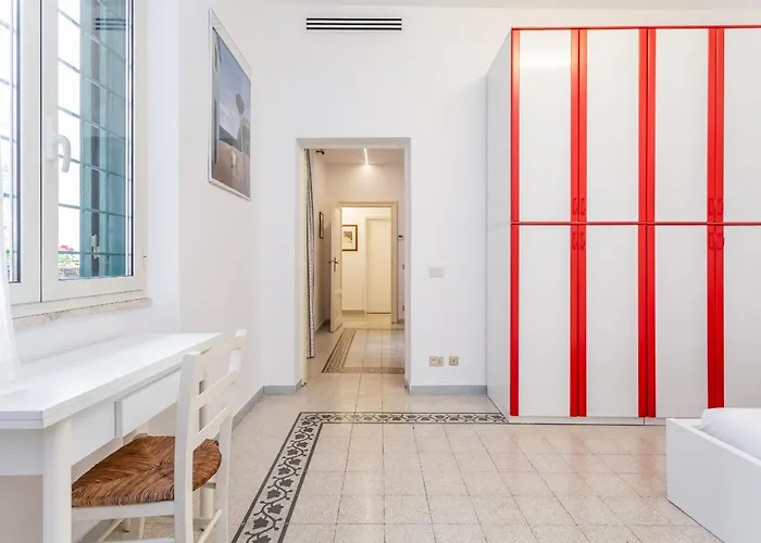 Oscar Near Landmarks And Colosseum Рим